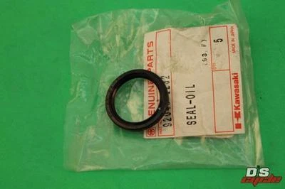 Nuevo de Lote Antiguo Kawasaki 1986-87 KX80 Cuello Eje Trasero Sello de Aceite 92049-1232 Foto 1 de 4