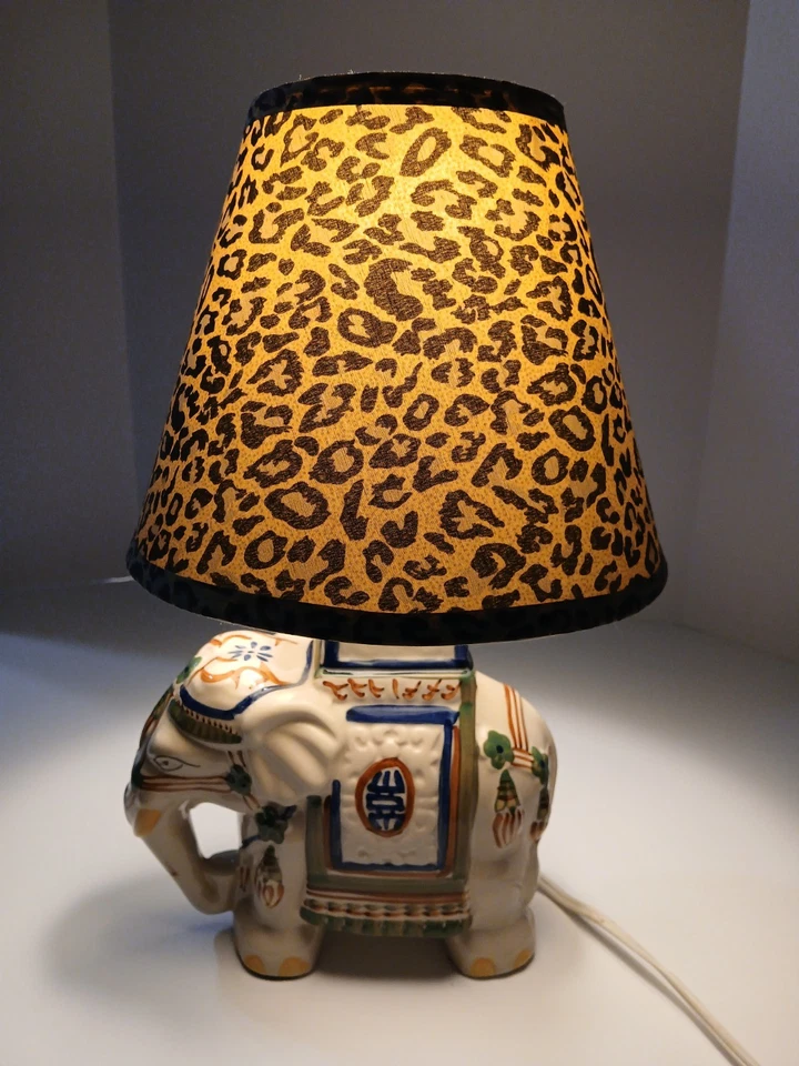 Esta es una lámpara de elefante de cerámica con una pantalla de lámpara con estampado de leopardo decoración del hogar regalo Foto 1 de 4