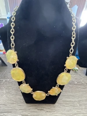 Collar llamativo de piedra de resina facetada amarilla cadena tono dorado iridiscente elegante Foto 1 de 4