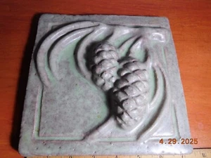 Janet Ontko 3D Ton Tannenzapfen Fliese 7"x 7" - Bild 1 von 2