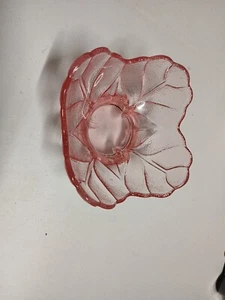 Pink glass leaf bowl - Picture 1 of 5