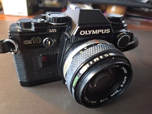 Olympus OM10 35mm film camera, black with carry case - Picture 1 of 11