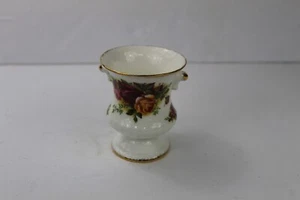HN. ROYAL ALBERT Old Country Roses Gold Trim Urn Vase Bone China England - Picture 1 of 13