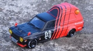 IN64-HKT-09RAD INNO MODELS 1:64 NISSAN Sunny Truck HAKOTORA 09 RACING & portachiavi - Foto 1 di 2