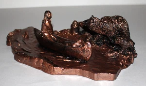 Statuina scultura in resina orso grizzly nativi indiani sul fiume "Vecchi amici" 1977 - Foto 1 di 15