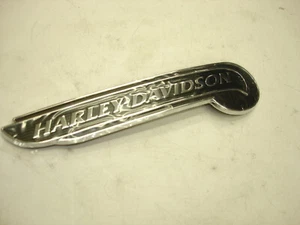 Harley Davidson pieza genuina 2017 OEM P/N 14100703 Medallion tanque derecho F diestro nuevo - Imagen 1 de 8