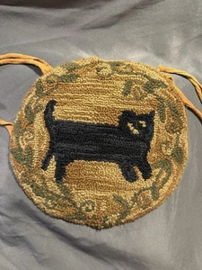 Alfombra antigua de arte popular enganchada estilo cojín de asiento cojín con gato negro ingenuo - Imagen 1 de 14