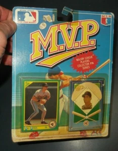 MLB M.V.P. TARJETA DE LAS GRANDES LIGAS BILL RIPKEN Y PIN DE COLECCIONISTA ACE NOVEDAD - Imagen 1 de 2