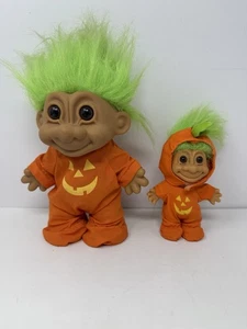 2 Vintage Halloween Russ Troll Doll Jack O Latten Zucca Costume Capelli Verdi - Foto 1 di 5
