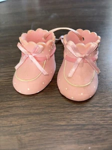 Rosa Babyschuhe Ornament mit Band - Bild 1 von 4