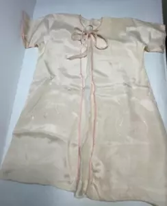 Accappatoio neonato vintage vestito kimono ricamato bianco sporco seta bordo rosa - Foto 1 di 5