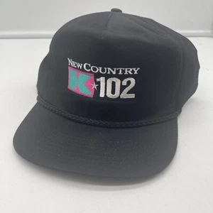 Sombrero SnapBack De Colección K102 Nuevo País Radio Local Ciudades Gemelas MN Cuerda Negra En B - Imagen 1 de 7