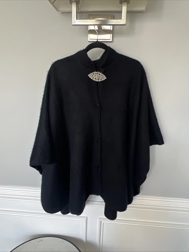 Poncho/capa Alpaca Perú Diana en negro con cierre de botón y cierre de metal Foto 1 de 4