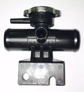 Mástil de relleno de refrigerante de radiador genuino Mitsubishi con lanzador de tapa 2008 - 2017 - Imagen 1 de 4