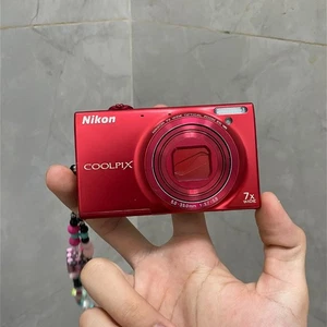 Cámara digital Nikon COOLPIX S6100 16 MP 7x zoom óptico con accesorios roja - Imagen 1 de 9