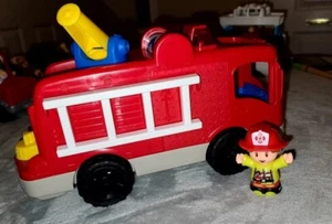 Luces y sonidos camión de bomberos de juguete Fisher-Price Little People bombero y escalera - Imagen 1 de 5