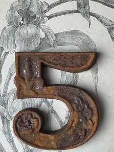 Ancien Chiffre / Numéro 5 en fonte à décor de fleurs Vintage Déco maison lettre - Imagen 1 de 1