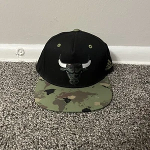 Cappello Berretto Chicago Bulls NBA Adidas Snapback Nero Verde Mimetico Regolabile 2016 - Foto 1 di 11
