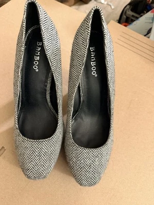 Bombas de plataforma de espiga de bambú talla 7,5 negro/blanco, punta redonda, tacón grueso Foto 1 de 4