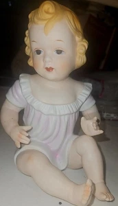 Vintage Porzellan Biskuit Klavier Baby 7"Tx5,25"W blond Mädchen sitzen Schleife Rüsche Unikat - Bild 1 von 10