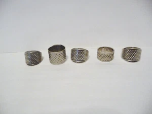 SET 5 ANELLI DITALE TONO ARGENTO 4 REGOLABILI E UNO CON FIORE - Foto 1 di 5