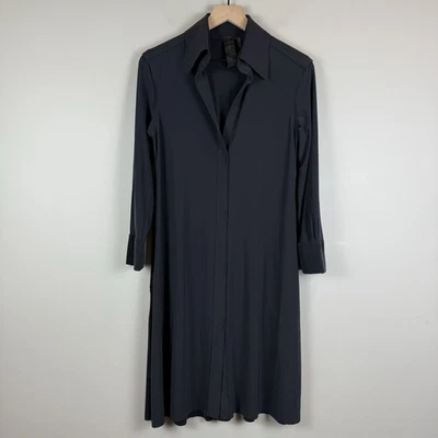 Vestido Norma Kamali para mujer pequeño con cuello en V y cuello en V minimalista hasta la rodilla Foto 1 de 4