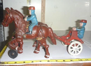 Juguete de hierro fundido de colección - 2 caballos - 3 bomberos y carro de 2 ruedas - Imagen 1 de 11