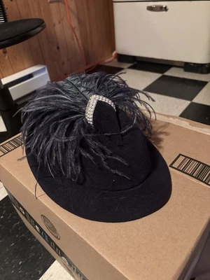 SOMBRERO DE FIELTRO VINTAGE ANITA PINEAULT PARA DAMAS CON DETALLES DE PLUMAS, PERLAS Y DIAMANTES DE IMITACIÓN Foto 1 de 4