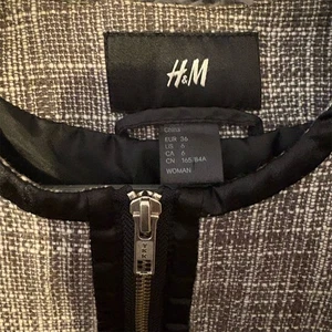Chaqueta de tweed negra para mujer H&M talla 6 hombros adornados con cuentas - Imagen 1 de 11