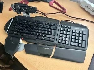 RARE Mad Catz Strike 5 RGB Gaming Keyboard LCD Boxed S.T.R.I.K.E. DEUTSCHES LAYOUT - Bild 1 von 9