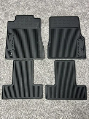Alfombrillas de vinilo de goma para todo tipo de clima Ford Mustang 2005-2009 con logotipo de pony Foto 1 de 4