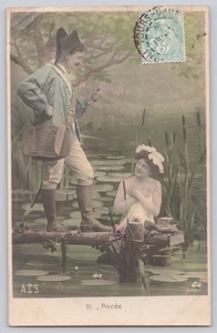 Cartolina francese Pincée colorata a mano RPPC cacciatore e donna dall'acqua 1900 - Foto 1 di 3