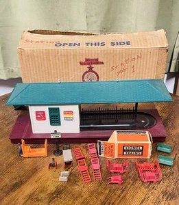 1952-7 VINTAGE LIONEL #356 OPERATING FREIGHT STATION W CART & ACCESSORIES WORKS - Picture 1 of 15