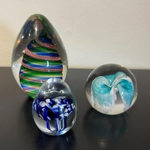 Lot Of 3 Blue Paperweights Gibson Art Glass, Dynasty Gallery Egg & Round Shape - Picture 1 of 11