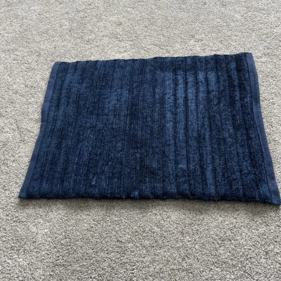 Alfombra de baño azul marino Foto 1 de 3