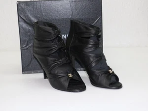 Chanel Botines Acanalados Punta Abierta Cuero Camelia Negro - Talla 42 - Imagen 1 de 8