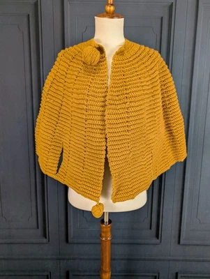 Poncho con capa de ganchillo amarillo mostaza vintage años 60 70 acrílico con orificios para brazos Foto 1 de 4