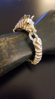 Pulsera estampado cebra, cierre primavera, tono dorado. (Caja de regalo.) Foto 1 de 4