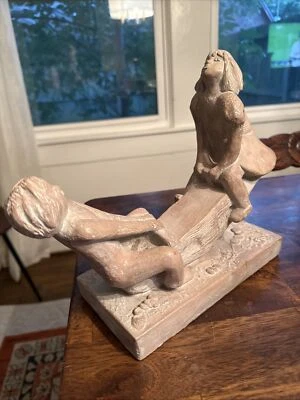 Escultura de 1973 de la artista Klara Sever Austin Productions. Niños jugando Foto 1 de 4