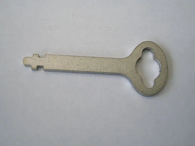 KEY FOR VINTAGE SINGER SEWING MACHINE OAK CARRY CASE    - Image 1 of 3