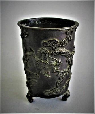 Antigua maceta china de bronce con dragones Foto 1 de 4