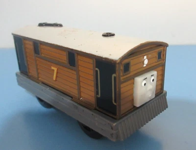 Thomas Friends Diecast TOBY MOTORIZADO operado por bateria 2012 para trilhas de madeira - Imagem 1 de 4