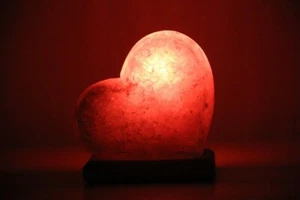 LAMPADA DI SALE ROSA scolpita a forma "CUORE" 3kg - Foto 1 di 2