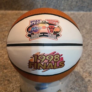 UTAH JAZZ vs CHICAGO BULLS NBA 1998 FINALS MINI PALLA DA BASKET ๐ (Z11) - Foto 1 di 6