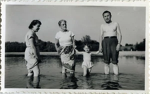 ALTES FOTO - VINTAGE SNAPSHOT - FAMILIE ENTSPANNEN BADEN BEINE LUSTIG - BATH - Bild 1 von 1