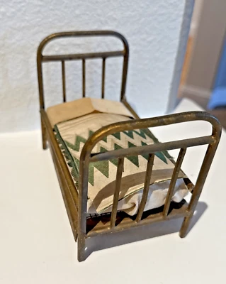 Casa de bonecas antiga miniatura latão metal cama - Imagem 1 de 3
