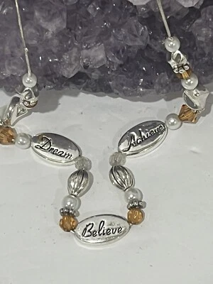 Inspirador collar tono plata con cuentas y perlas de ámbar sintético Foto 1 de 4