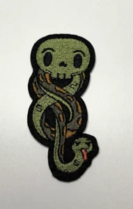 Símbolo mortífago hierro en parche Harry Potter serpiente y calavera - Imagen 1 de 3