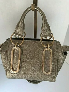 BOLSO DE MANO BANDOLERA ARTESANAL DE CUERO METALIZADO TONO DORADO - Imagen 1 de 9