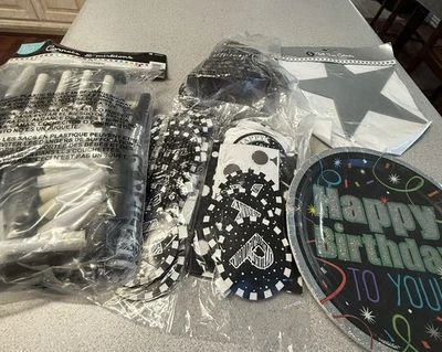 LOTE Feliz Cumpleaños 9" Platos de Papel, 5 Estrellas Plateadas, Sombreros, Banner y 50 Cuernos  Foto 1 de 4